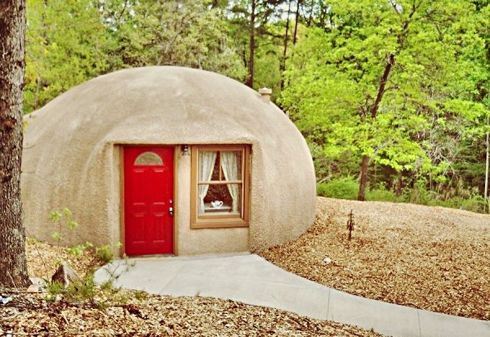 Dome er et koselig hus i skogen og ved bredden av innsjøen.