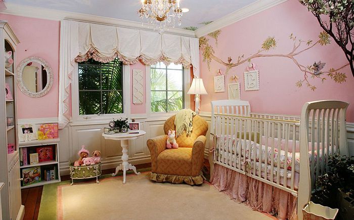 Intérieur de la chambre de bébé en rose par Interiors Remembered