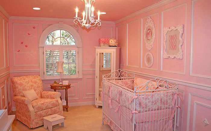 Quarto rosa pequeno por Jack e Jill Interiors