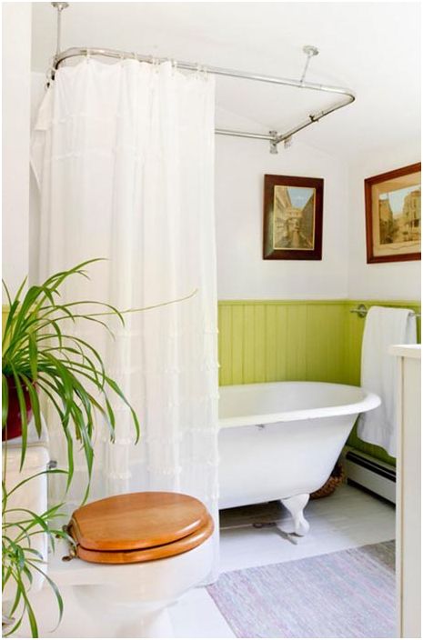 Accent coloré et éléments vintage dans la salle de bain
