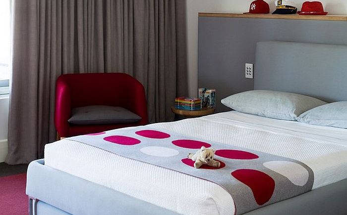Moderna spavaća soba s crvenim naglascima