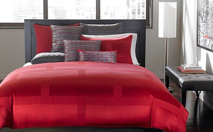 بياضات السرير الأحمر
