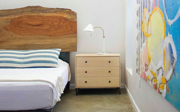 Tête de lit en bois dans une chambre moderne par Sarah Stacey Interior Design