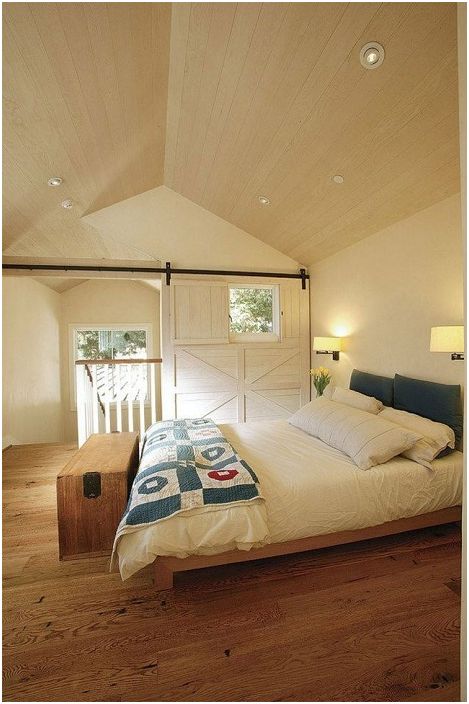 Укромный интерьер спальни, наполнен непритязательной красотой, которая манит поудобнее устроиться на кровати и провести так всю зиму.