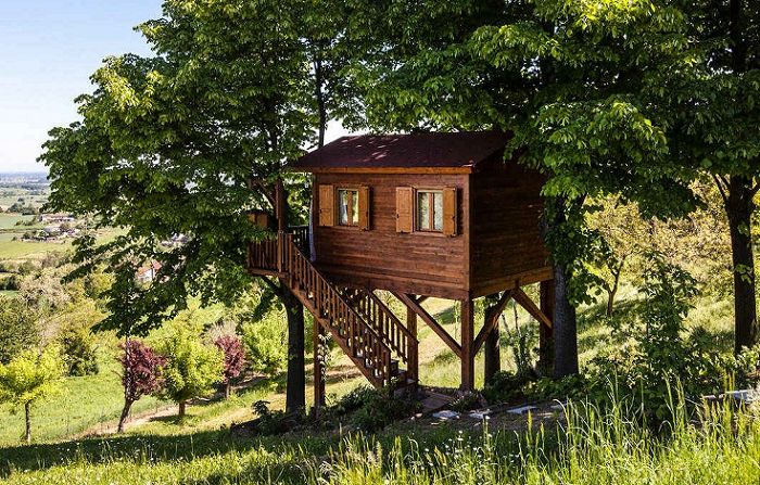 Aromatica Treehouse is a tree house in the Italian flowering valley.