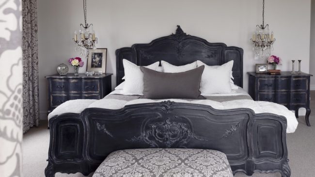 Черно двойно легло с резбован крак, съответстващи нощни шкафчета и тапицерия с бледо покритие от брокат