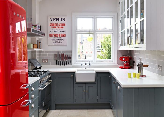 La combinazione di colori degli interni della piccola cucina è dinamica ed elegante.