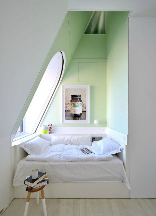 Un angolo accogliente per rilassarsi in soffitta.