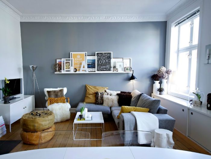 Malý stylový obývací pokoj s nádechem hořčice.