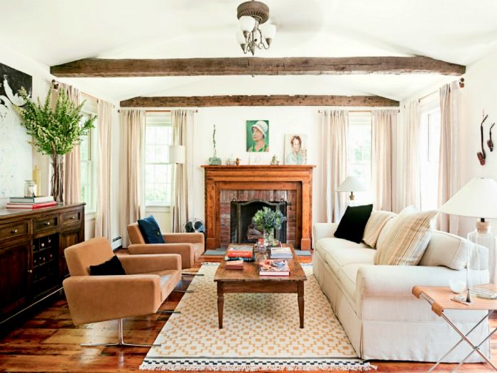 Prostorný obývací pokoj s rustikálními prvky.