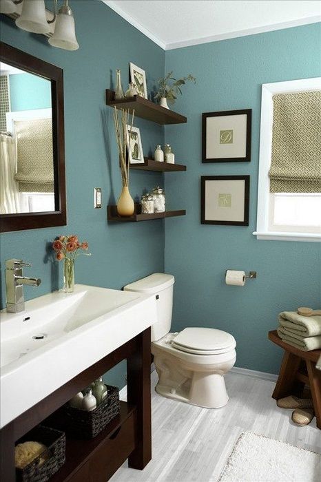 Originální řešení vybavení koupelny v tmavě modrých barvách.