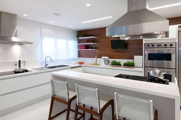 أفضل مثال على تصميم المطبخ بألوان فاتحة مع عناصر خشبية.