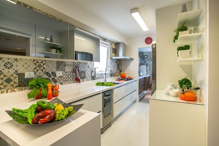 Устойчивостта и светлите цветове правят модерната кухня добре дошло място за цялото семейство.