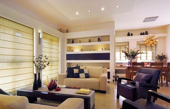 La combinaison de couleurs violettes et blanches distingue visuellement l'espace du salon avec la salle à manger adjacente.