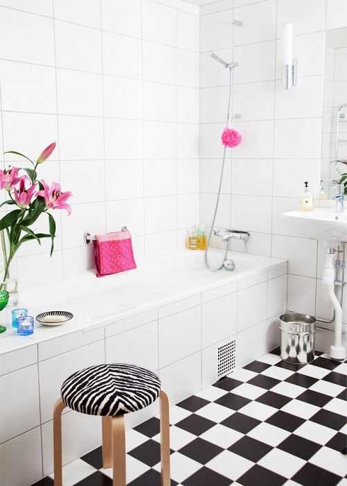 Необычный, но очень притягательный интерьер ванной комнаты в черно-белых тонах.