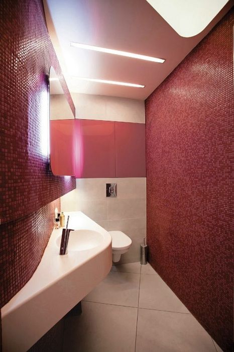 A gyönyörű fürdőszoba belső kialakítását az eredeti bordó színű dekorációnak köszönhetően hozták létre.