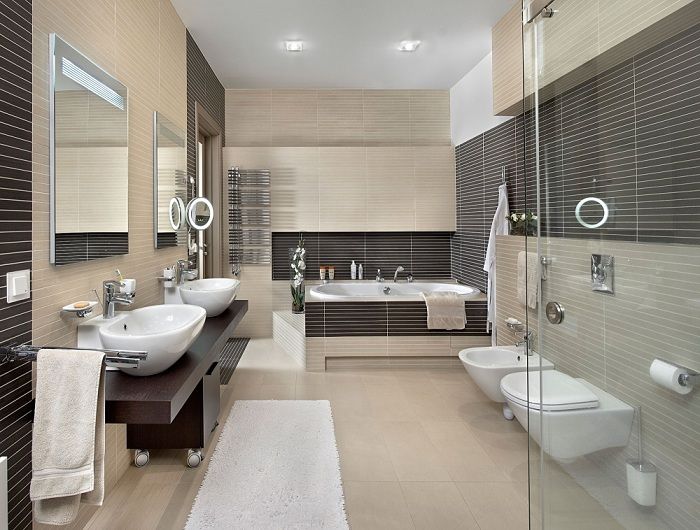Удачное сочетание бежевого и шоколадного цвета в декоре ванной комнаты, что точно понравится.