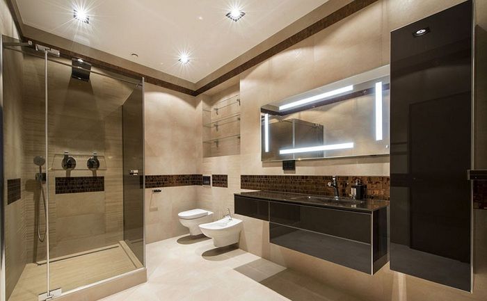 Отличное решение оформить ванную комнату с помощью сочетания темных и светлых тонов.