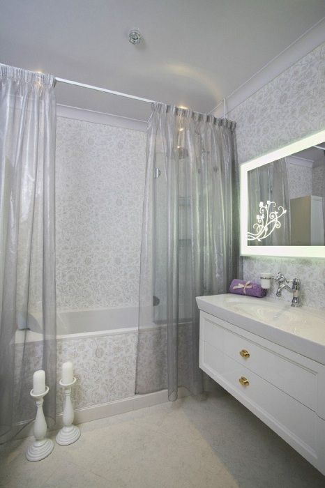 Zaujímavý interiér kúpeľne vo svetlých farbách, ktorý dodá ďalší komfort a ľahkosť.
