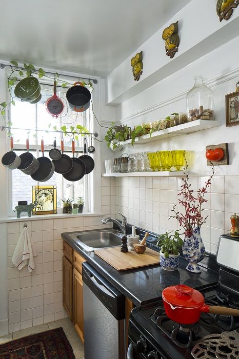 Une excellente option pour transformer l'intérieur d'une mini-cuisine avec la bonne décoration.