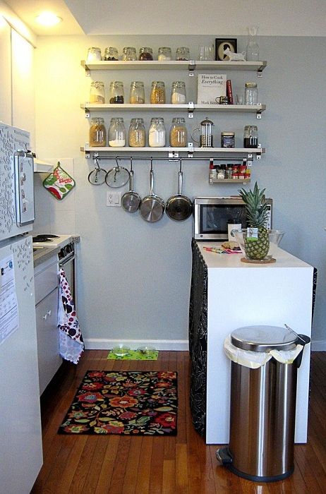 Une bonne option est de décorer favorablement le mur de la cuisine, ce qui économisera considérablement de l'espace.