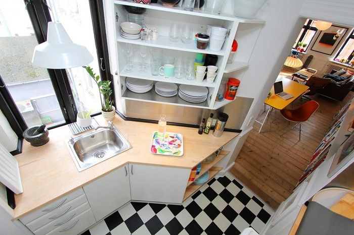 Малката площ на кухнята направи възможно създаването на отличен и уютен интериор.