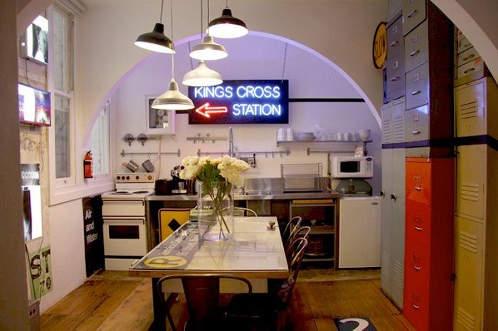 La meilleure solution est de créer un intérieur de cuisine simplement cool avec une petite surface et une arche originale.