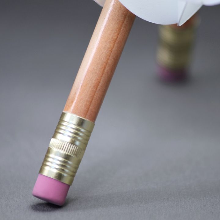 Карандаш с резинкой в качестве ножки у лампы Niki от Сандера Баккера