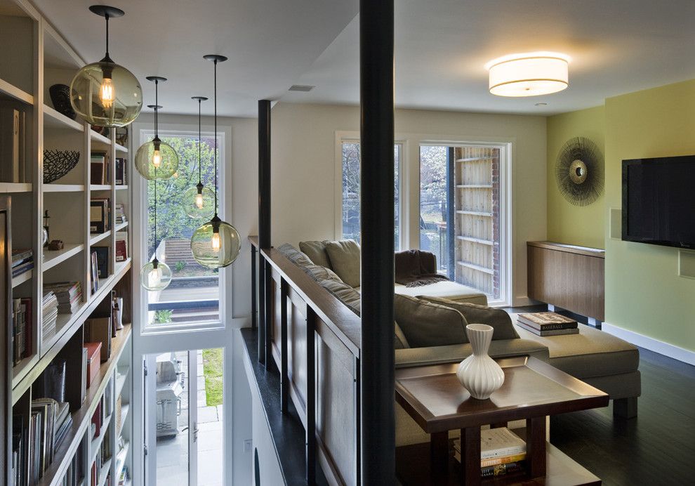 Уникальные подвесные лампы в интерьере гостиной от CWB Architects