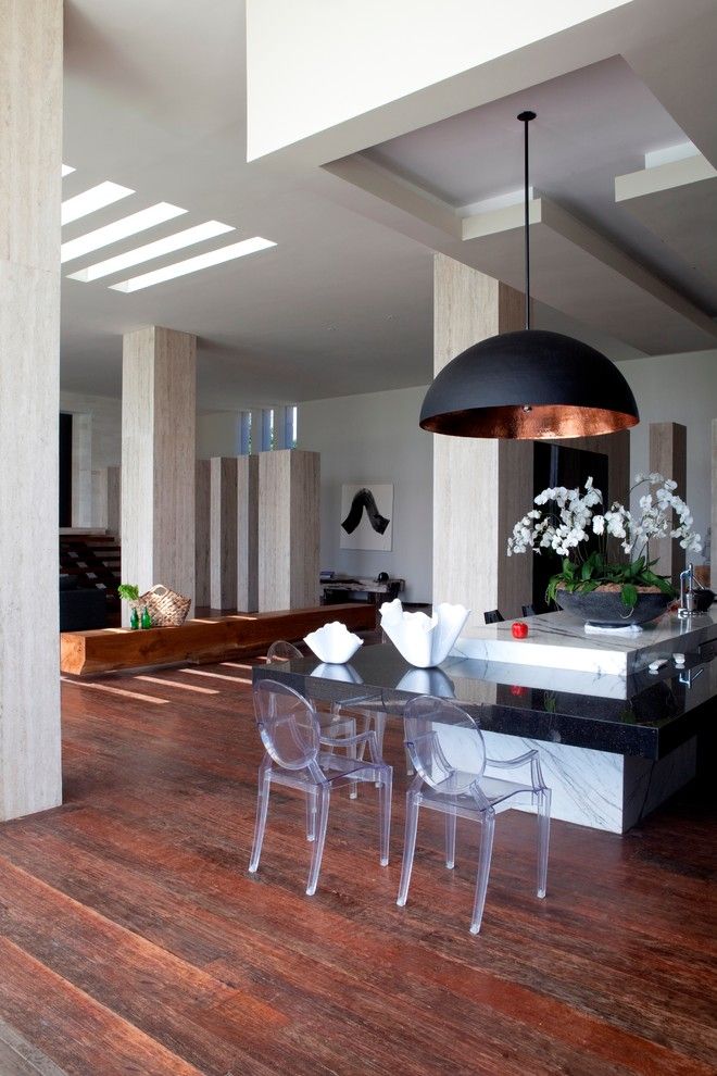Черный подвесной светильник в интерьере гостиной от Seriously Designed