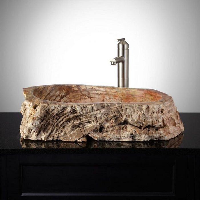 Прекрасный вариант облагородить интерьер ванной с помощью такой крутой раковины из дерева.
