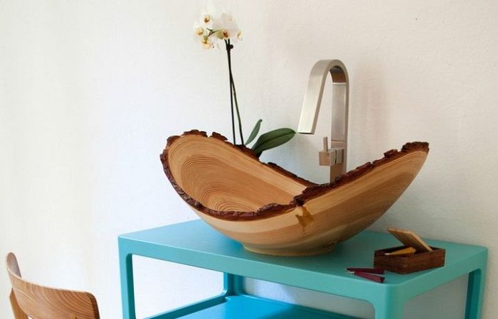 Приятен дизайн на мивката, който е направен в дървени мотиви, който изглежда оригинален.