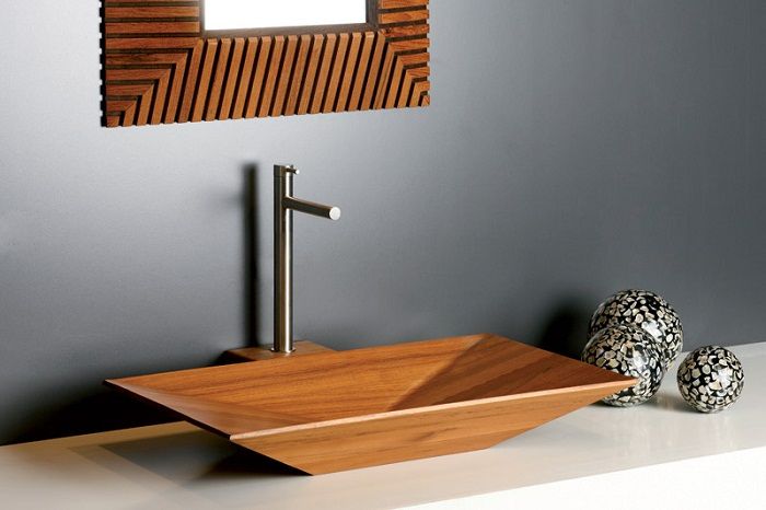 Оформление декора ванной комнаты, с помощью украшения её деревянной раковиной.