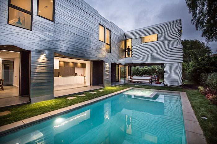 Wave House е къща, облечена във вълнообразни алуминиеви панели.