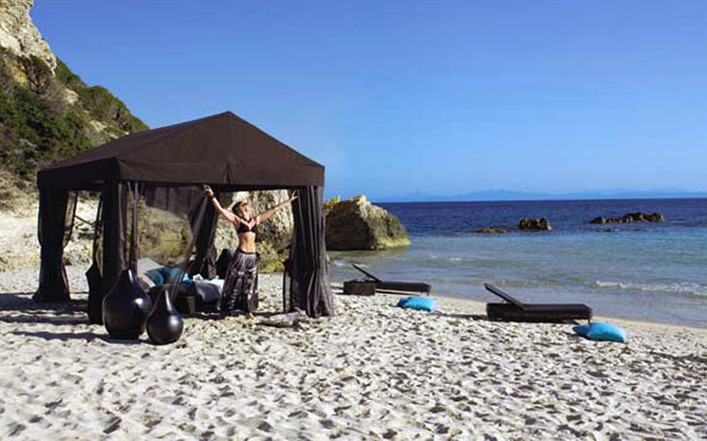 Gazebo unique, chaises longues au bord de la mer avec éléments décoratifs