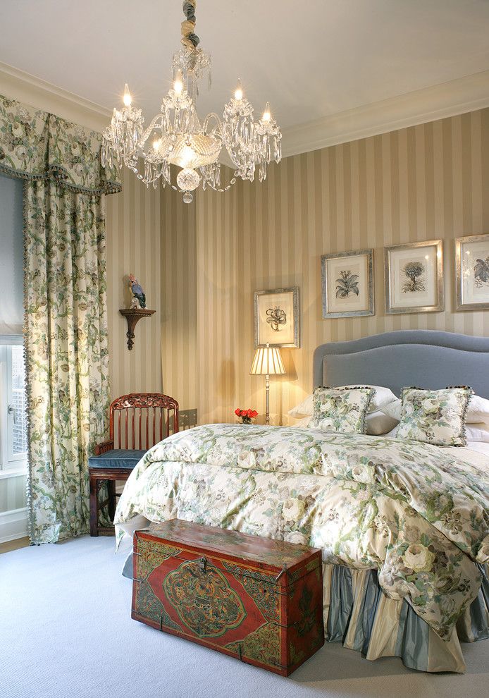 Восхитительная подвесная люстра в интерьере спальни от Treby Spanedda Interiors