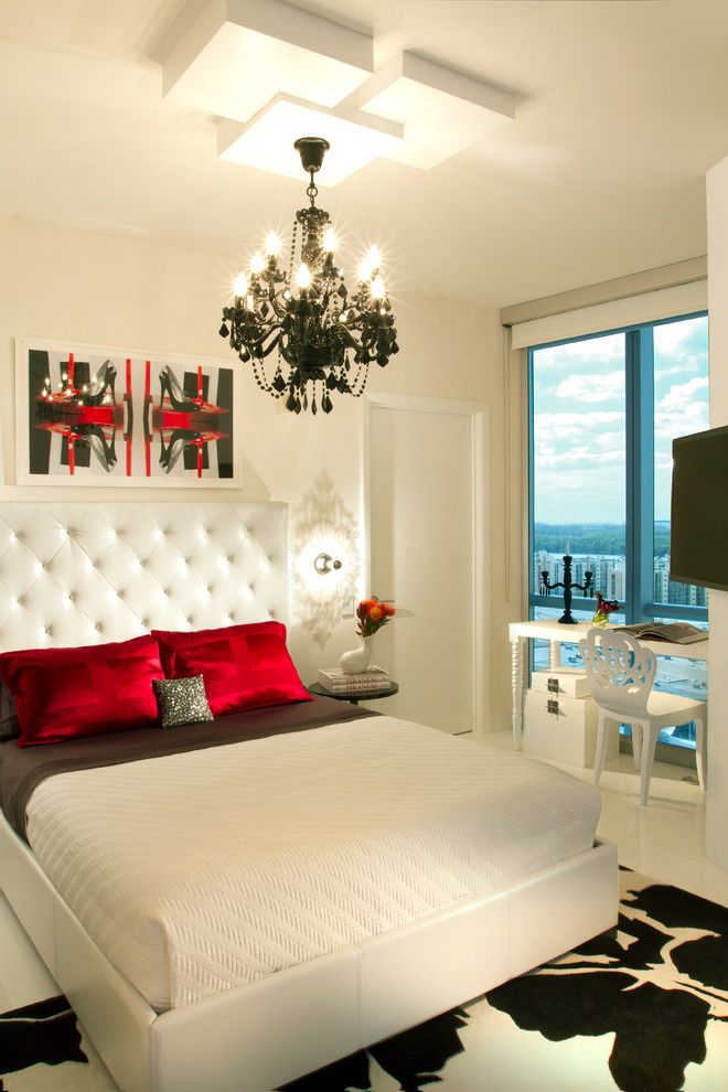 Превосходная подвесная люстра в интерьере спальни от Britto Charette Interiors - Miami Florida