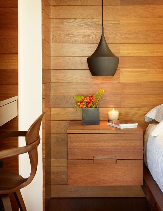 Интересен вариант за декориране на нощното пространство с помощта на дървена ниша с две чекмеджета.