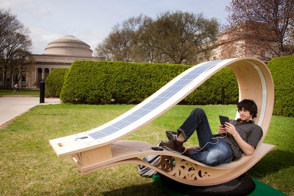 Chaise longue créative dans le parc