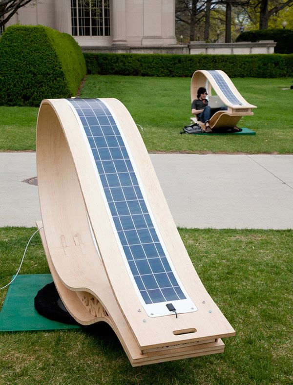 Belle chaise longue avec panneaux solaires