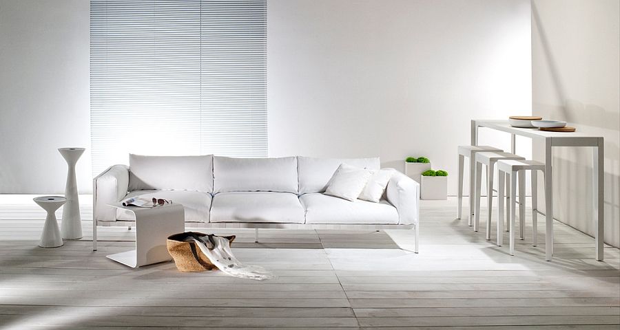 Бял диван, маси, табуретки и шкафове в хола