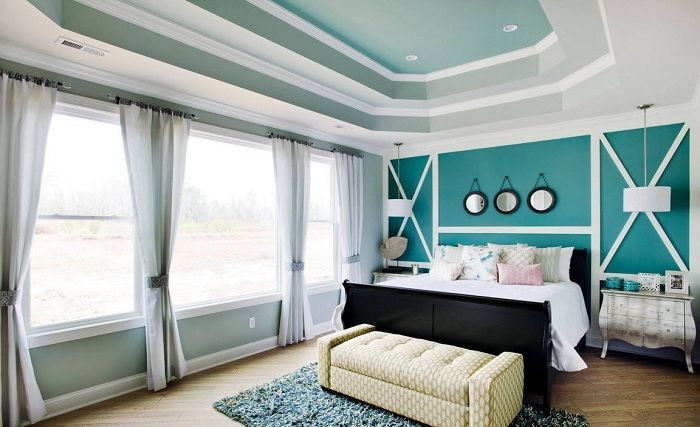 Ett coolt beslut att dekorera sovrummet med intressanta och originella gardiner.