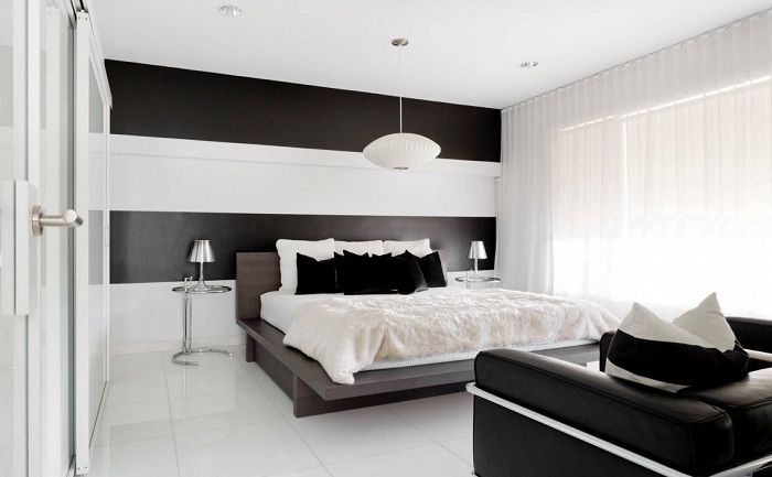 Черно-бял интериор на спалнята, който ще бъде божество и характеристика на декорацията на стаята.