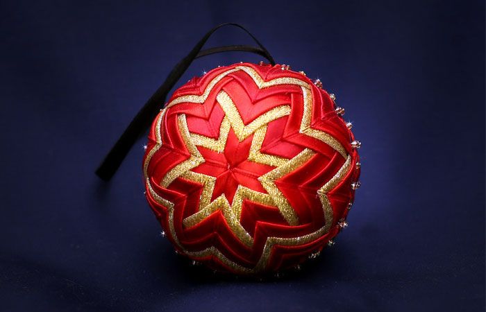 Ako vyrobiť ohromujúci textilný loptu pre vianočný strom vlastnými rukami.