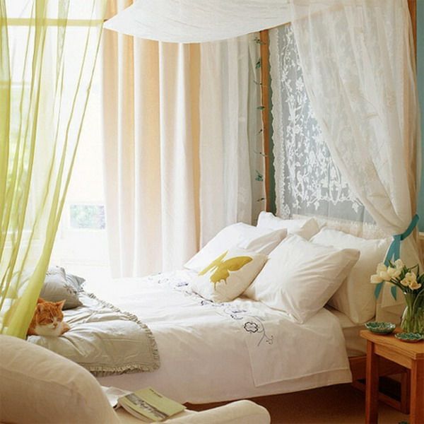 Idées-de-conception-de-chambre-romantique-traditionnelle-avec-rideaux-jaunes-et-lit-baldaquin