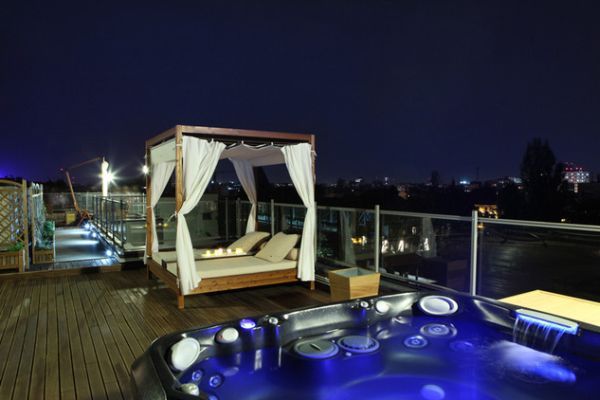 سرير على الشرفة بجوار حمام السباحة