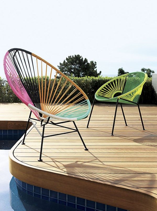 Дизайнерски светли столове на терасата на басейна