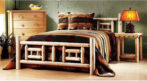 سرير خشبي في غرفة النوم