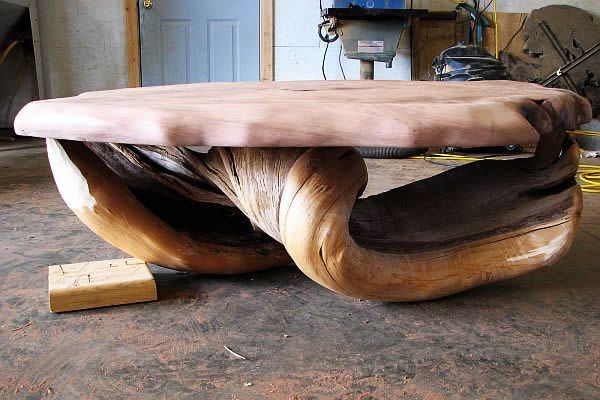 طاولة قهوة خشبية ضخمة