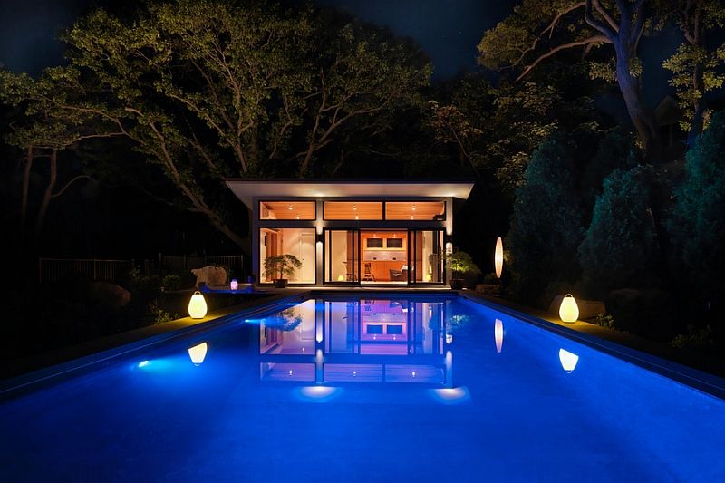 إضاءة حمام السباحة في المساء